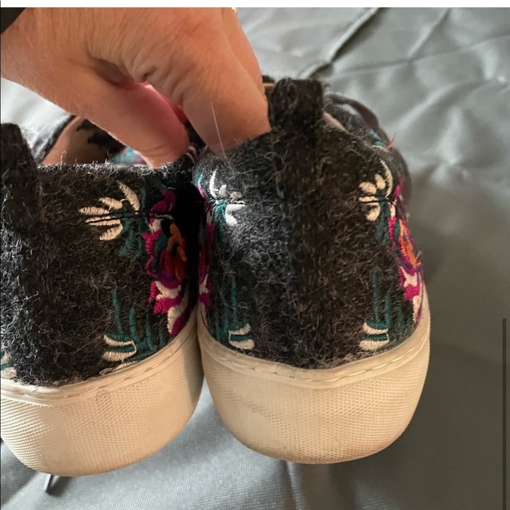 Floral Embroidered JSlides - Picture 4 of 7